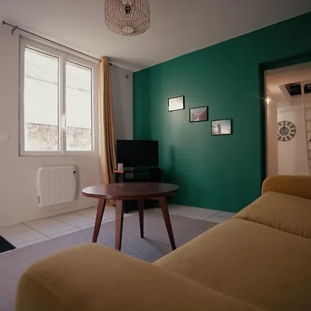 The Good Luc : A 150 M De La Place De Parking *