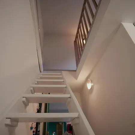 The Good Luc : A 150 M De La Place De Parking *