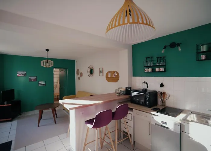 The Good Luc : A 150 M De La Place De Parking