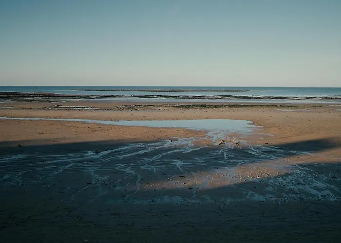 The Good Luc : A 150 M De La Place De Parking Luc-sur-Mer