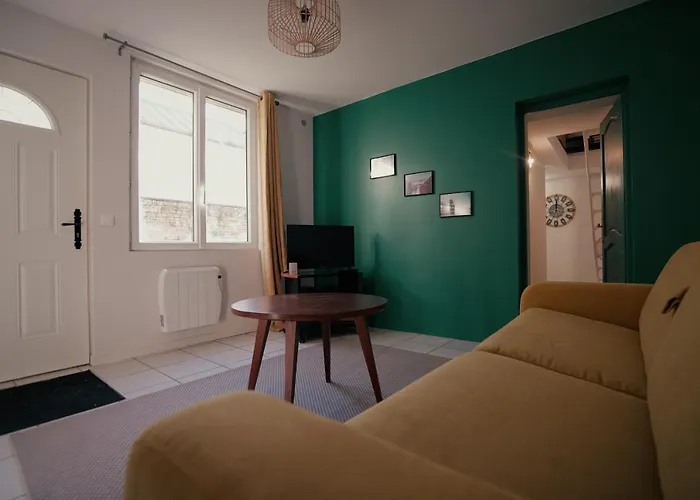 The Good Luc : A 150 M De La Place De Parking *