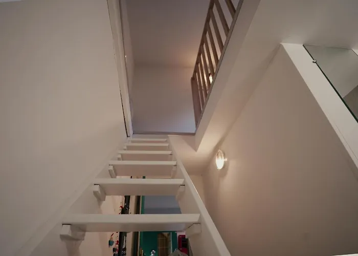 The Good Luc : A 150 M De La Place De Parking *